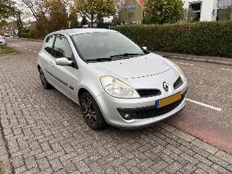 Schadeauto Renault Clio 1.2-16V 2009/6