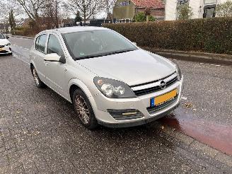 damaged passenger cars Opel Astra 1.6-16V automaat 2005/12