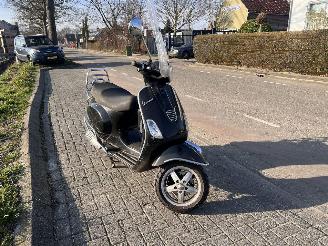 krockskadad bil bromfiets Vespa  LX 50 Snor 2013/6