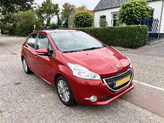 Vaurioauto  passenger cars Peugeot 208 1.2 VTi Envy 2014/1
