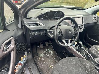 Peugeot 2008 1.2-12V picture 5