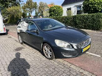 Volvo V-40 2.0 D4 Momentum picture 1