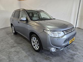 damaged passenger cars Mitsubishi Outlander 2.0 PHEV Instyle 2013/11