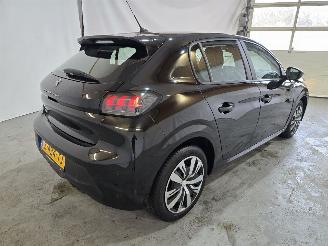 Peugeot 208 1.2 PT picture 7