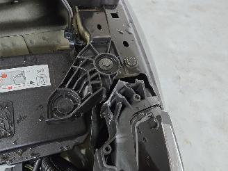 Peugeot 208 1.2 PT picture 11