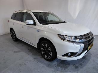 damaged passenger cars Mitsubishi Outlander 2.0 PHEV Exec. Ed. 2015/9