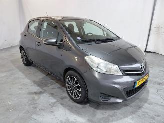 krockskadad bil auto Toyota Yaris 1.3 VVT-i Now 2014/5