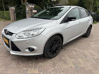 damaged passenger cars Ford Focus 1.6 TI-VCT Titanium 2012/2