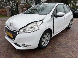 Schadeauto Peugeot 208 1.2 e-VTi Active  automaat 2013/11
