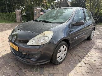 damaged passenger cars Renault Clio 1.6-16V Dynamique Luxe 2005/11