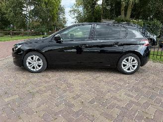 Peugeot 308 1.2 PureTech Blue Lease Executive picture 2