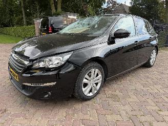 Schadeauto Peugeot 308 1.2 PureTech Blue Lease Executive 2016/10