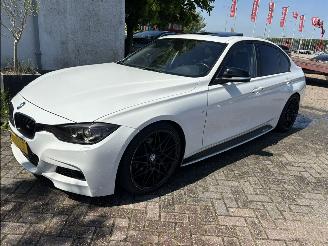 krockskadad bil auto BMW 3-serie 320d clima 2014/5