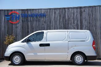 Schadeauto Hyundai H-300 2.5 CRDi Lang Airco 3-Persoons Trekhaak 125KW Euro 4 2008/8