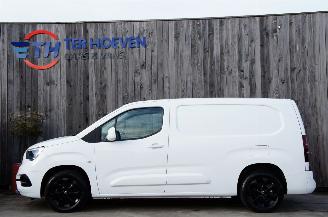 Vaurioauto  passenger cars Opel Combo 1.5D Innovation Lang Airco Navi Cruise Stoelverw. Keyless Entry + Go 96KW 2019/5