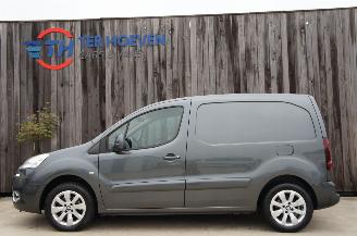 Vaurioauto  passenger cars Peugeot Partner 1.6 e-HDi L1H1 Airco Navi Cruise Trekhaak 66KW Euro 5 2014/2