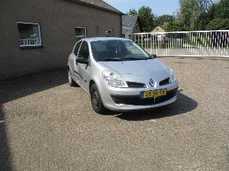 krockskadad bil auto Renault Clio 1.2-16V Authentique 2006/3
