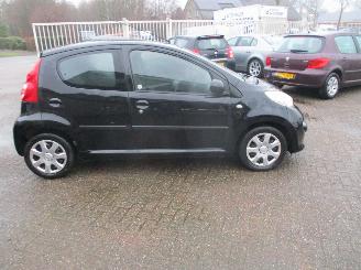 Peugeot 107 1.0-12V XS AIRCO picture 8
