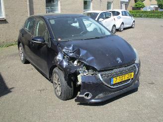 Schadeauto Peugeot 208 1.6 e HDI Blue Lease 2014/4