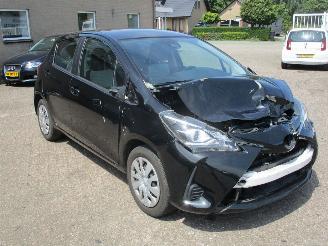 damaged passenger cars Toyota Yaris 1.5 VVT-i Aspiration Airco NAP 2017/11