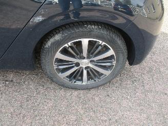 Peugeot 208 1.2 PureTech Allure picture 14