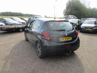Peugeot 208 1.2 PureTech Allure picture 5