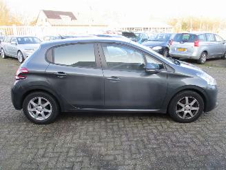 Peugeot 208 1.2 VTi Envy 5drs picture 8