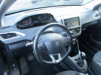 Peugeot 208 1.2 VTi Envy 5drs picture 15