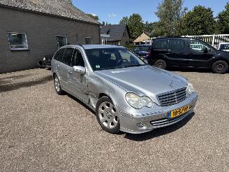 Vaurioauto  passenger cars Mercedes C-klasse C-klasse Combi  200 K. Elegance 2006/1