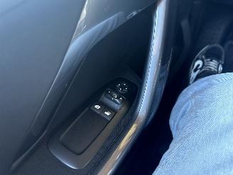 Peugeot 2008 1.2 PureTech Blue Lion AUTOMAAT REST BPM €600,-!!! picture 20