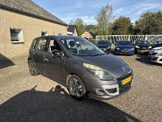 skadebil auto Renault Scenic 2.0 Bose AUTOMAAT REST BPM €400,-!!! 2011/6