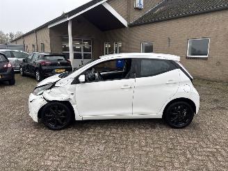 Toyota Aygo 1.0 VVT-i x-play picture 4