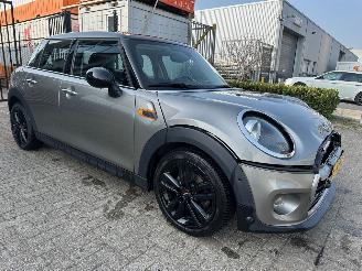 skadebil auto Mini Cooper 1.5 Automaat Cooper Salt 2018/6