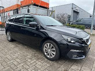 damaged passenger cars Peugeot 308 1.2 PureTech Blue Lease Premium 2018/2