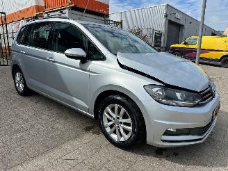 Damaged car Volkswagen Touran 1.2 TSI Trendline 7p 2018/2