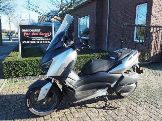 krockskadad bil bromfiets Yamaha Xmax 300 ABS 2020/1