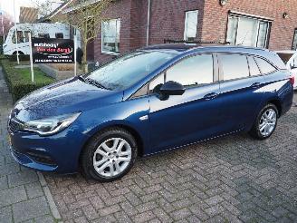 Damaged car Opel Astra Automaat 1.4 Edition LEZEN !!! 2022/4
