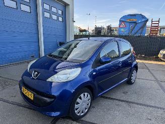 Vaurioauto  passenger cars Peugeot 107 1.0 12V AIRCO 5-DEURS 2008/11