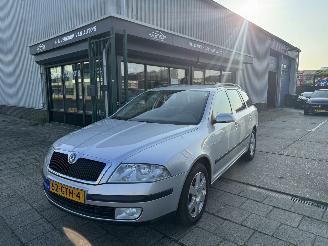 damaged passenger cars Skoda Octavia 1.6 FSI 85KW AIRCO 2008/9