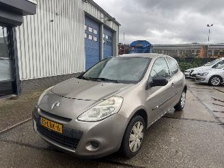Vaurioauto  passenger cars Renault Clio 1.2 TCE AIRCO 101 PK 2010/3
