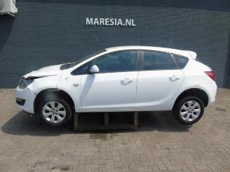 Coche siniestrado Opel Astra Astra J (PC6/PD6/PE6/PF6), Hatchback 5-drs, 2009 / 2015 1.4 16V ecoFLEX 2014/11