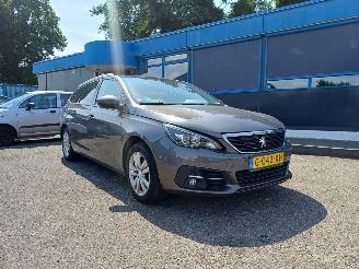 krockskadad bil auto Peugeot 308 SW 1.2 PureTech Blue Lease Executive 2020/2
