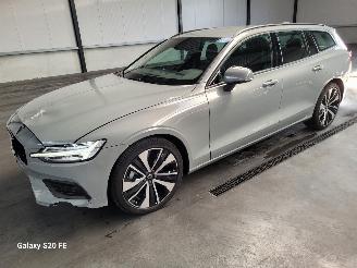 skadebil auto Volvo V-60 2.0 B4 145-KW Automaat Essential-Edition 2025/4
