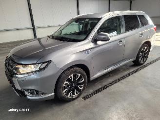 Voiture accidenté Mitsubishi Outlander 2.0 PHEV 89-KW Automaat 4-WD Executive 2015/12