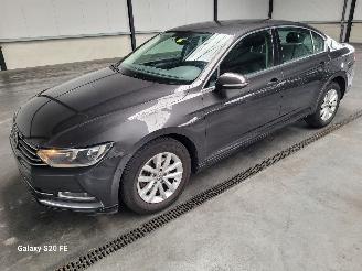 krockskadad bil auto Volkswagen Passat Limo 1.6 TDi 88-KW DSG Comfortline 2019/4