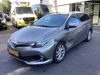 uszkodzony samochody osobowe Toyota Auris Touring Sports 1.8 Hybrid Lease 2015/9