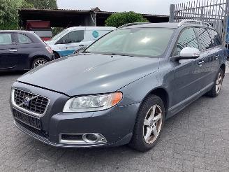damaged passenger cars Volvo V-70 25 20V 2010/3