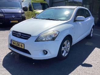 Vaurioauto  passenger cars Kia Proceed 1.4 CVVT 2010/6