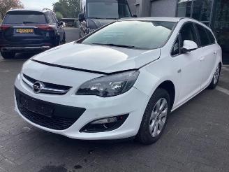Vrakbiler auto Opel Astra Astra J Sports Tourer (PD8/PE8/PF8), Combi, 2010 / 2015 2.0 CDTI 16V 165 2015/10