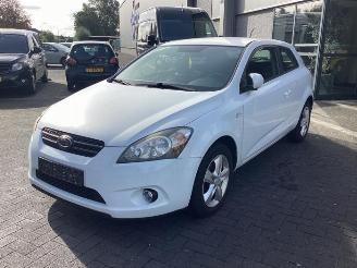 Coche siniestrado Kia Pro cee d Pro cee'd (EDB3), Hatchback 3-drs, 2008 / 2012 1.4 CVVT 16V 2010/6